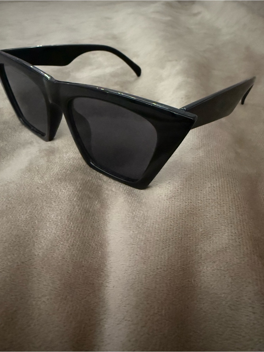 Women’s Black Angular Cat-Eye Sunglasses - Sleek Statement Style